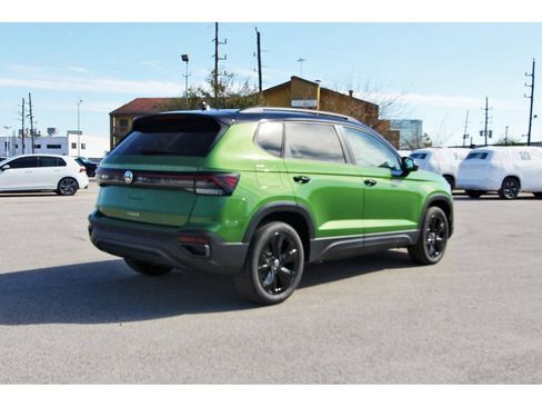 Certified 2025 Volkswagen Taos SE FWD image 7
