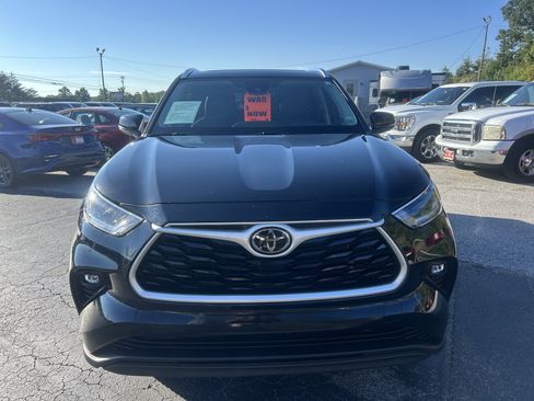 Used 2021 Toyota Highlander XLE FWD image 2