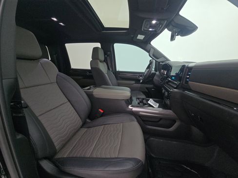 Used 2025 Chevrolet Silverado 2500 ZR2 w/ Technology Package image 9