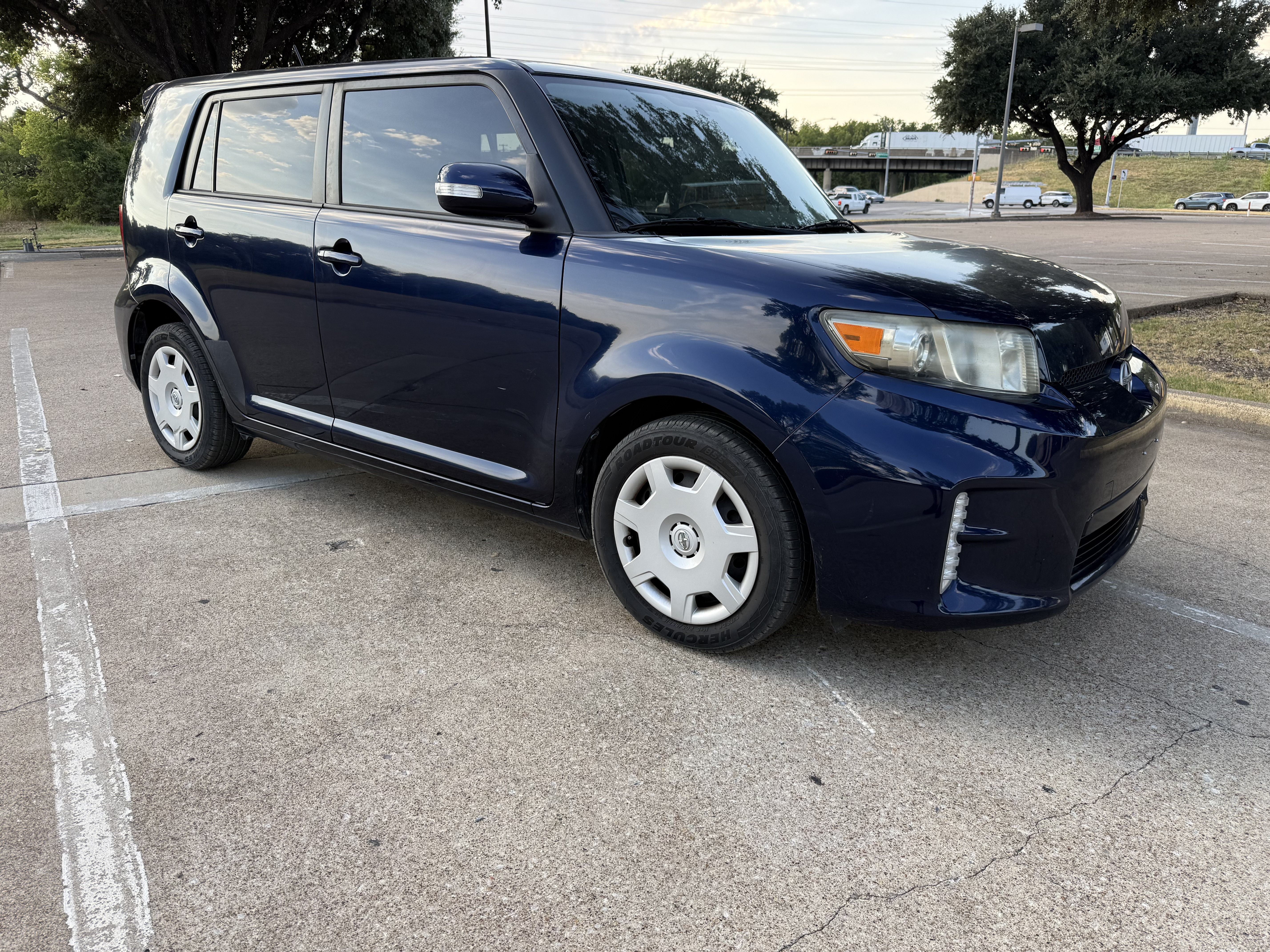 Used 2014 Scion xB FWD image 3