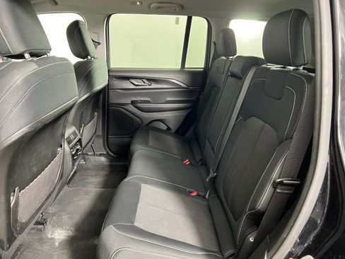 Used 2023 Jeep Grand Cherokee Laredo image 17