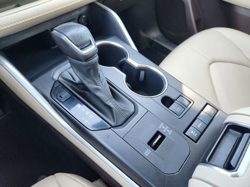 Used 2021 Toyota Highlander XLE image 28