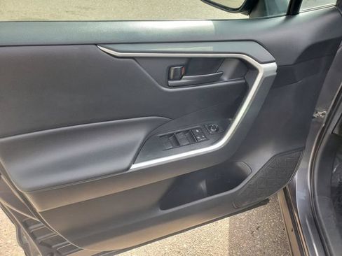Used 2021 Toyota RAV4 LE AWD/4WD image 9