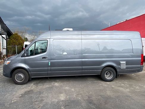 Used 2022 Mercedes-Benz Sprinter 4500 image 2