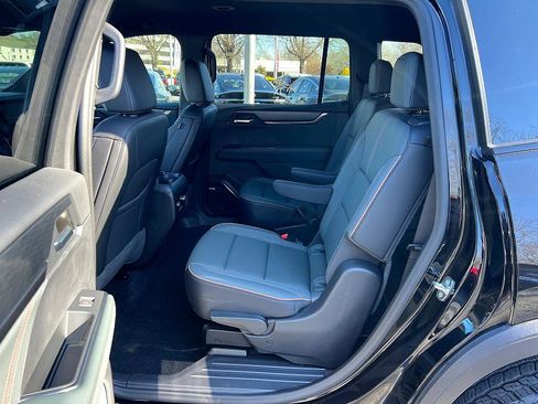 Used 2024 GMC Acadia AT4 image 28