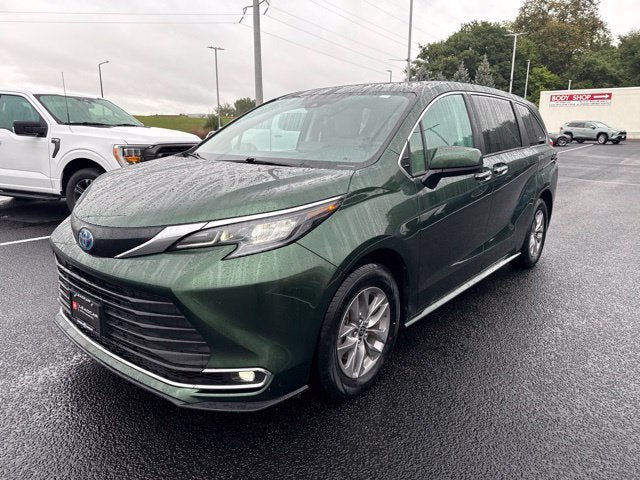 Used 2024 Toyota Sienna XLE AWD/4WD image 5