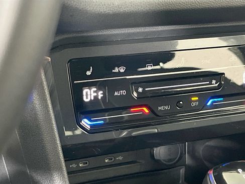 Used 2022 Volkswagen Tiguan SE image 19