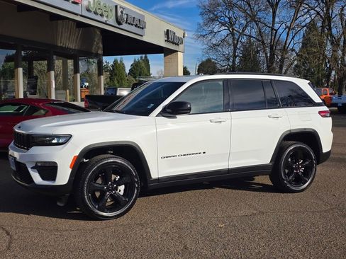 Used 2024 Jeep Grand Cherokee Limited w/ Black Appearance Package image 33