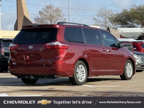 Used 2017 Toyota Sienna XLE image 6