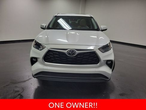Used 2022 Toyota Highlander XLE AWD/4WD image 3