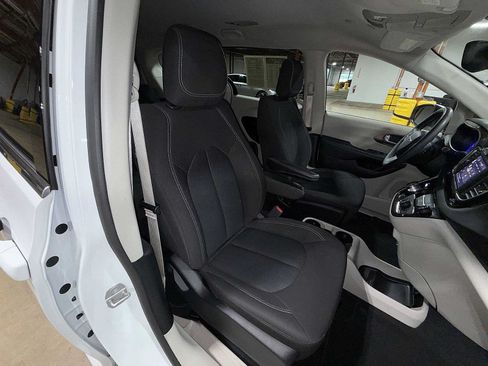 Used 2023 Chrysler Voyager LX FWD image 16