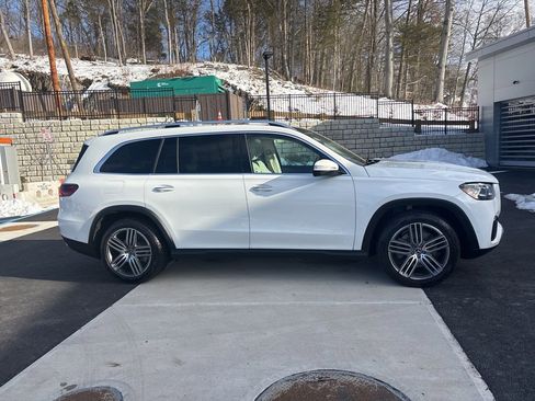 Used 2025 Mercedes-Benz GLS 450 4MATIC image 4