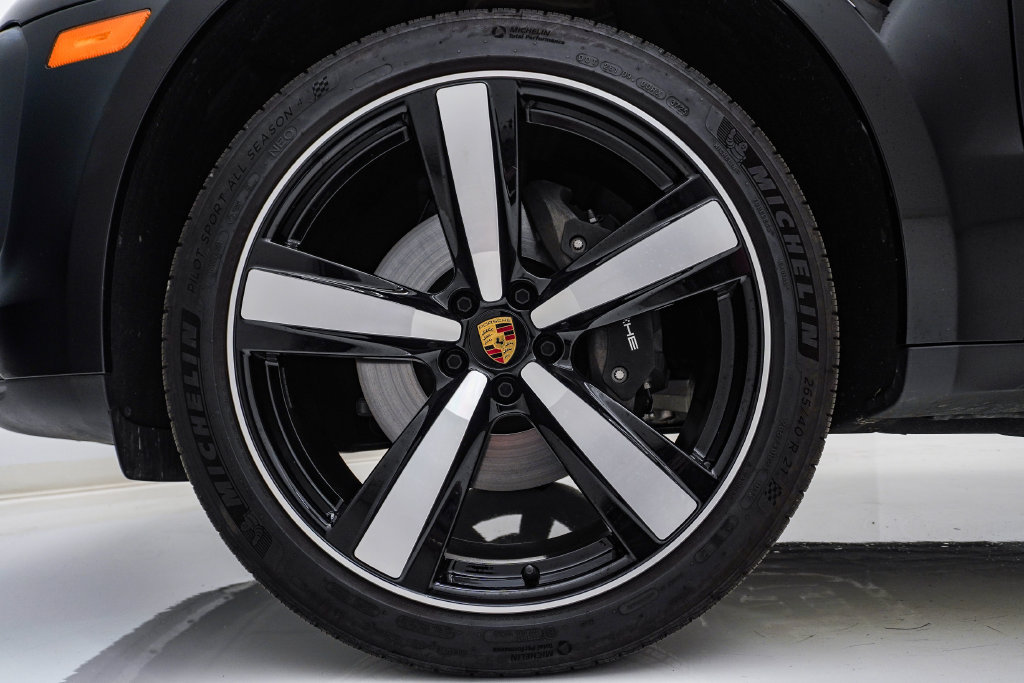 Certified 2026 Porsche Macan AWD/4WD image 13