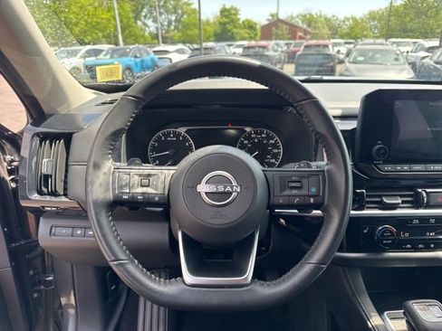 Used 2025 Nissan Pathfinder SV AWD/4WD image 11