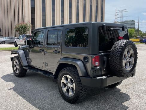 Used 2018 Jeep Wrangler Unlimited Sahara w/ Connectivity Group AWD/4WD image 3