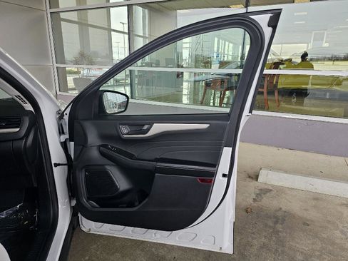 Used 2022 Ford Escape S image 11