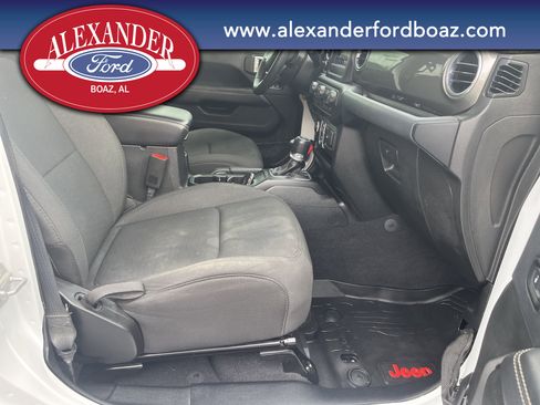 Used 2019 Jeep Wrangler Unlimited Sahara w/ Safety Group image 16