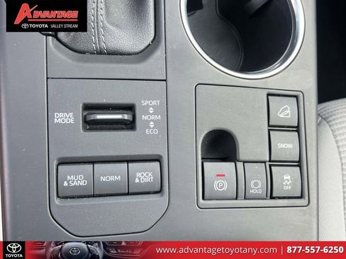 Used 2023 Toyota Highlander LE AWD/4WD image 35