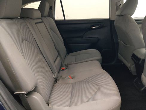 Used 2021 Toyota Highlander LE FWD image 19