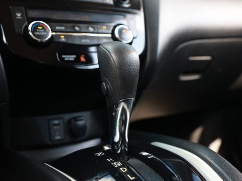 Used 2014 Nissan Rogue SV image 37