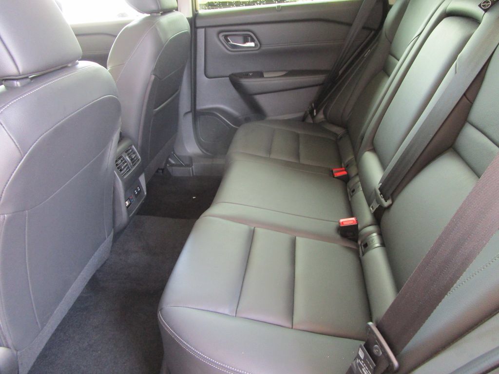 Used 2025 Nissan Rogue SL w/ Tech Package FWD image 19