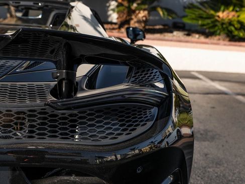 Used 2024 McLaren 750S Spider image 32