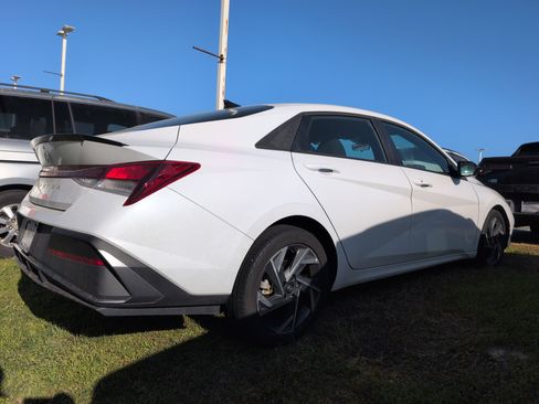 Used 2025 Hyundai Elantra Sport image 2
