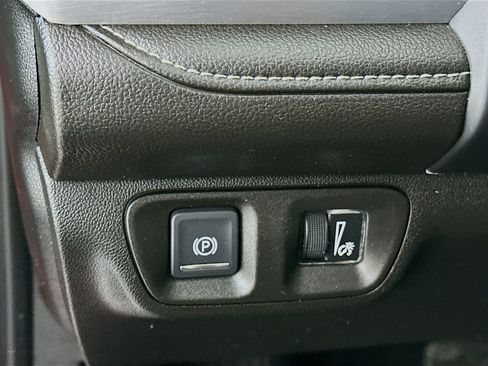 Used 2022 GMC Acadia SLE w/ Driver Convenience Package FWD image 16