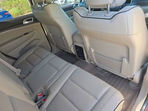 Used 2018 Jeep Grand Cherokee Overland RWD image 28