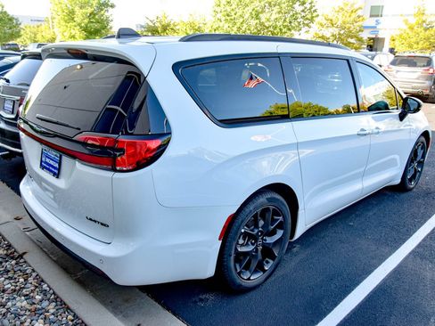 Used 2025 Chrysler Pacifica Limited FWD image 15
