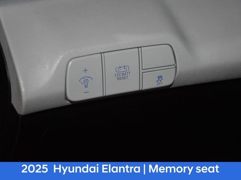 Used 2025 Hyundai Elantra Limited FWD image 10