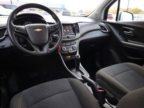 Used 2018 Chevrolet Trax LS image 25