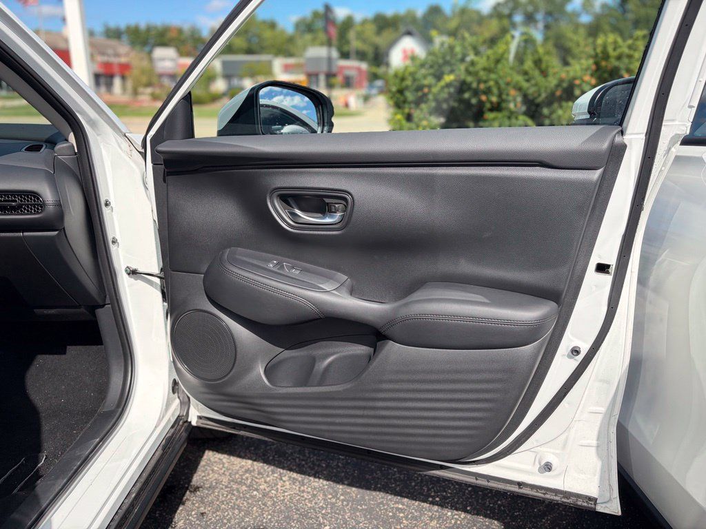 Used 2025 Honda HR-V LX image 13