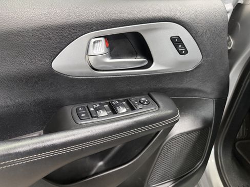Used 2018 Chrysler Pacifica Limited w/ Advanced Safetytec Group FWD image 11