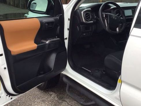Used 2016 Toyota Tacoma SR5 image 17