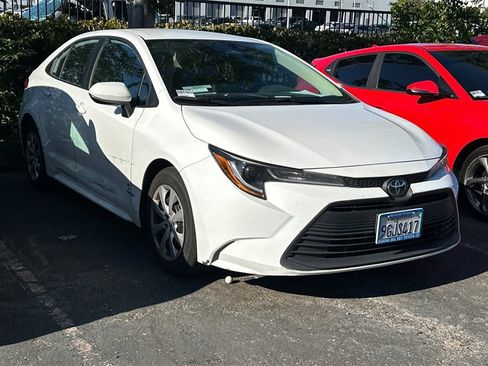 Used 2023 Toyota Corolla LE image 2
