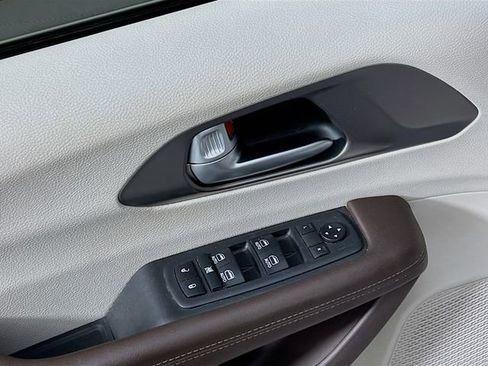 Used 2018 Chrysler Pacifica Touring-L Plus image 17