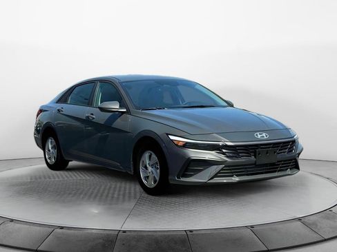 New 2025 Hyundai Elantra SE image 11