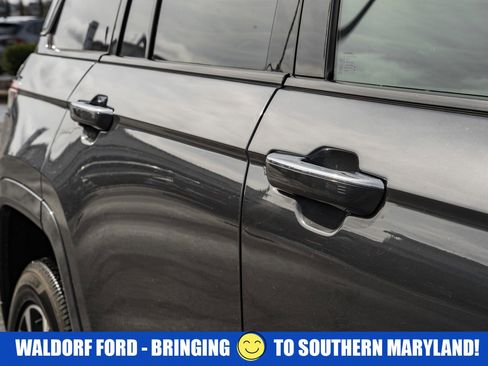 Used 2023 Jeep Grand Cherokee Overland image 18