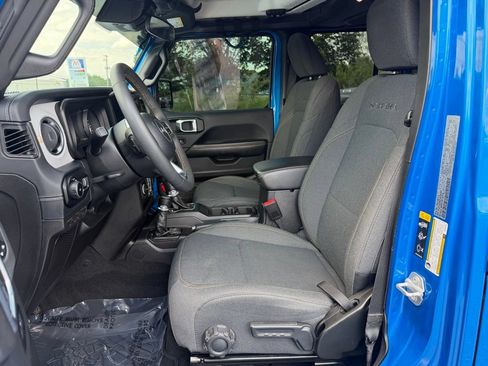Used 2024 Jeep Wrangler Unlimited Sahara AWD/4WD image 11