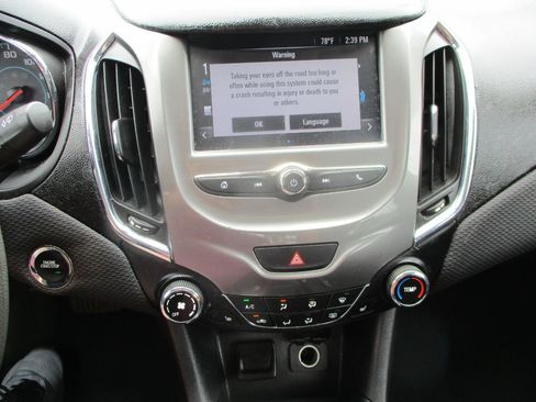 Used 2017 Chevrolet Cruze LT w/ Convenience Package FWD image 15