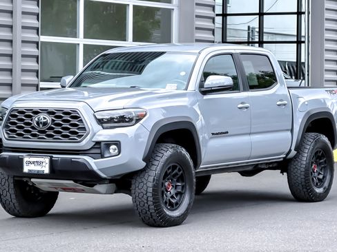 Used 2019 Toyota Tacoma TRD Off-Road w/ Technology Package AWD/4WD image 8