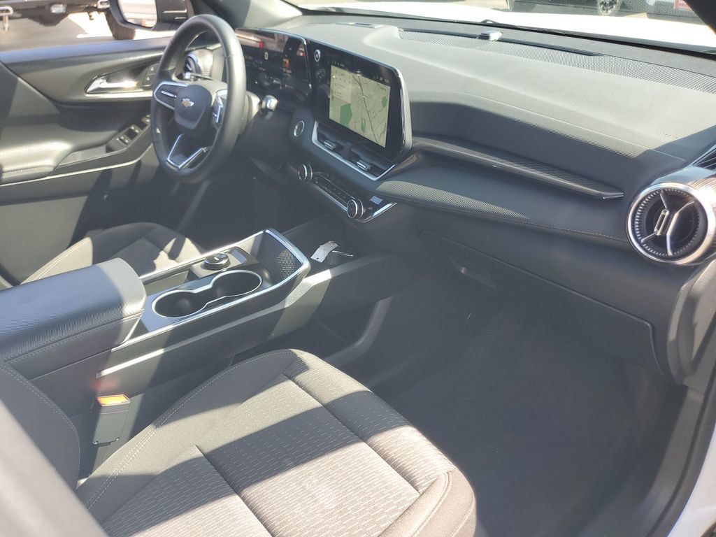 Used 2026 Chevrolet Equinox LT w/ Safety and Technology Package FWD image 28