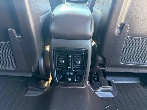 Used 2019 Jeep Grand Cherokee Overland AWD/4WD image 16