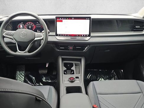 Certified 2025 Volkswagen Tiguan SE image 19