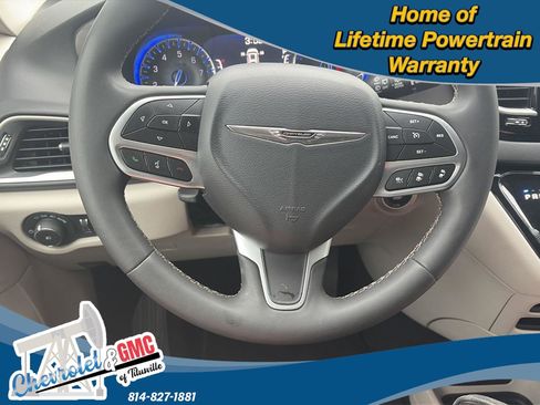 Used 2024 Chrysler Pacifica Touring-L FWD image 20