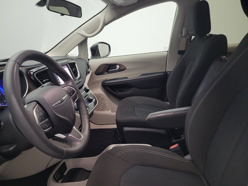 Used 2022 Chrysler Voyager LX FWD image 17