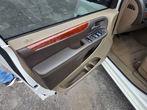 Used 2013 Chrysler Town & Country Touring image 7