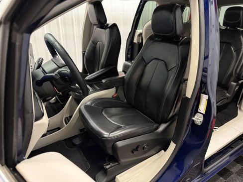 Used 2020 Chrysler Voyager Lxi FWD image 36