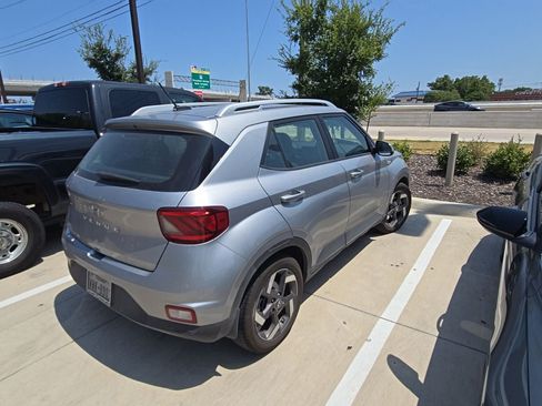 Used 2025 Hyundai Venue SEL FWD image 6